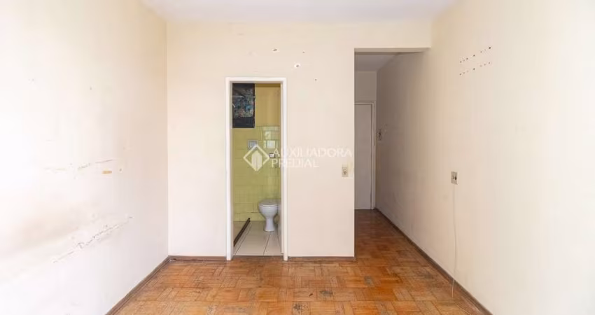 Kitnet / Stúdio para alugar na Avenida Senador Salgado Filho, 327, Centro Histórico, Porto Alegre