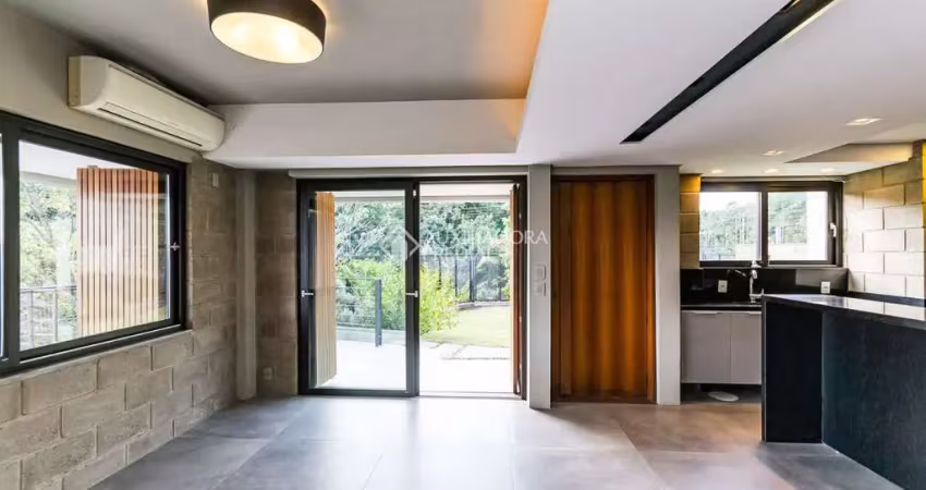 Casa em condomínio fechado com 3 quartos para alugar na Rua Doutor Sérgio de Figueiredo, 300, Guarujá, Porto Alegre