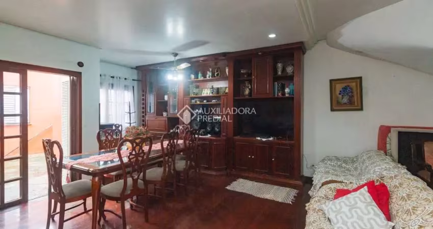 Casa com 3 quartos para alugar na Rua Santa Maria, 186, Vila São José, Porto Alegre
