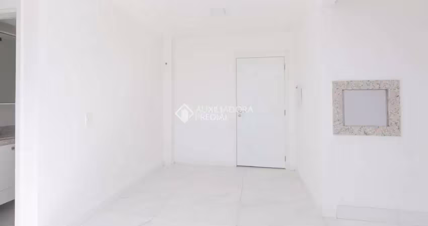 Apartamento com 2 quartos para alugar na Rua Sapê, 1020, Passo da Areia, Porto Alegre