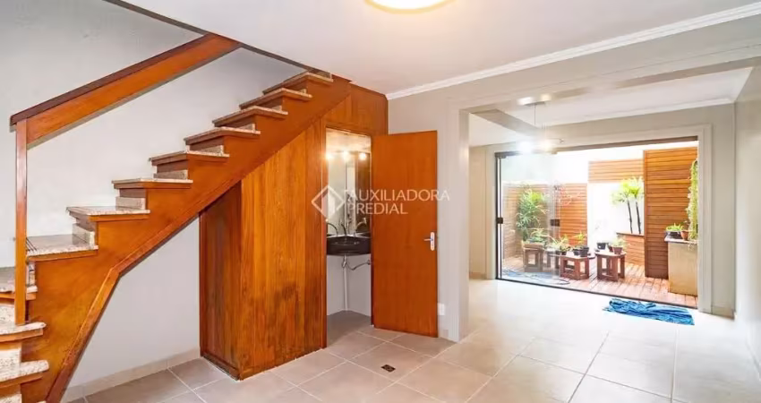 Casa em condomínio fechado com 2 quartos para alugar na Avenida José Aloísio Filho, 801, Humaitá, Porto Alegre