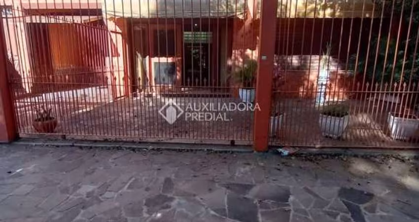 Casa comercial para alugar na Rua Arabutan, 599, Navegantes, Porto Alegre