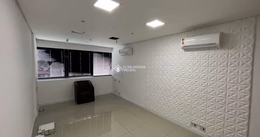 Sala comercial para alugar na Avenida Assis Brasil, 4556, São Sebastião, Porto Alegre