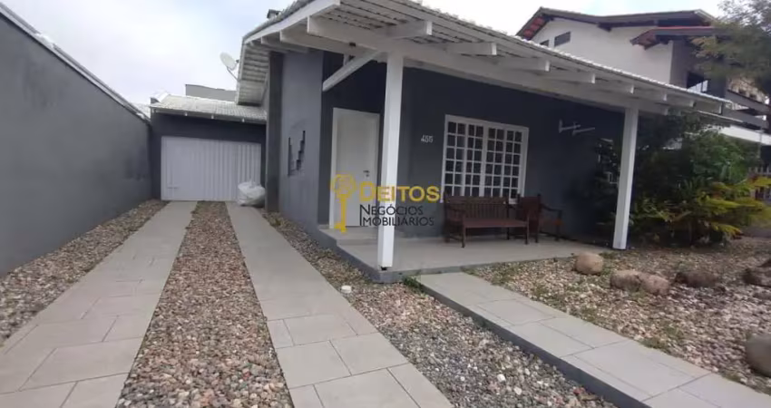 Aluguel de casa mobiliada com área de lazer e piscina na praia dos amores