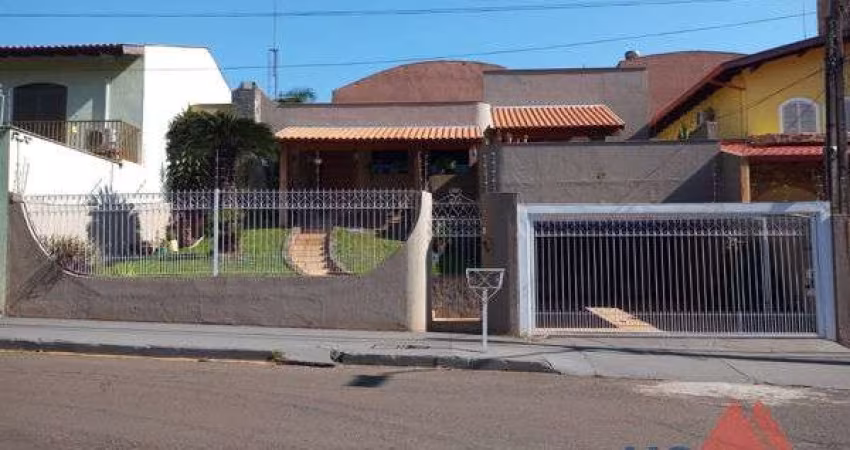 Casa com 3 quartos  à venda, 252.00 m2 por R$800000.00  - Champagnat - Londrina/PR
