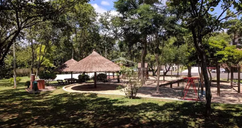 Belíssima casa em condomínio à venda, com 4 quartos, 452 m².