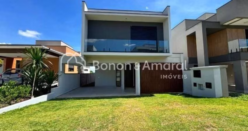 Casa à venda em condomínio fechado, com 4 suítes e piscina