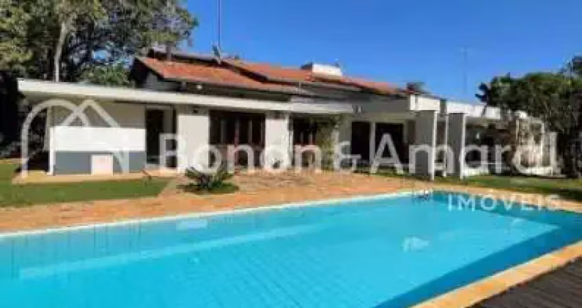 Chácara moderna com suíte master, varanda gourmet e piscina em condomínio tranquilo!