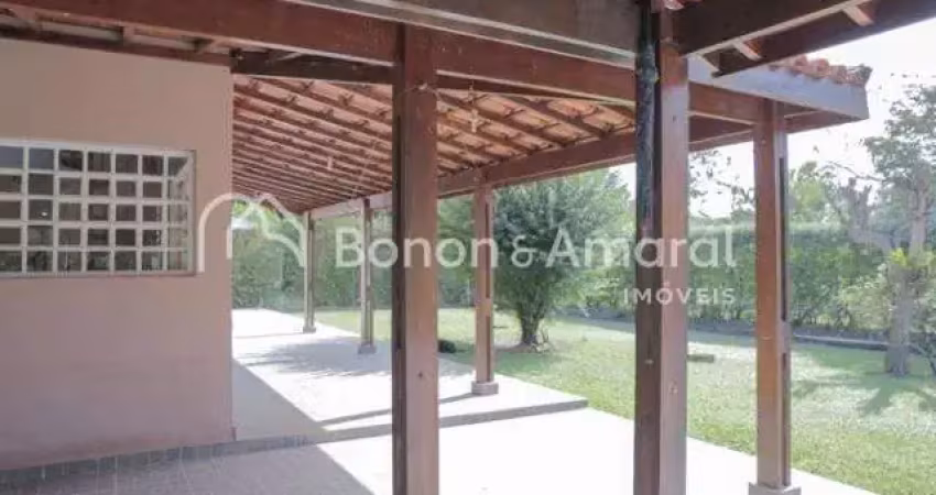 Chácara moderna com suíte master, varanda gourmet e piscina em condomínio tranquilo!
