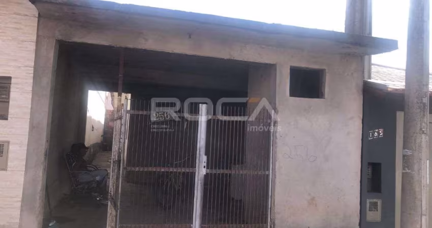 Espaçosa casa à venda no bairro Cidade Aracy, São Carlos