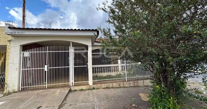 Casa à venda em Vila Prado, São Carlos! 3 dormitórios, 2 garagens e lareira.