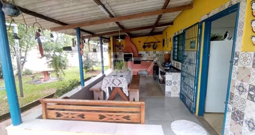 Chácara de Luxo com 3 Dormitórios e Espaço Gourmet em Itirapina