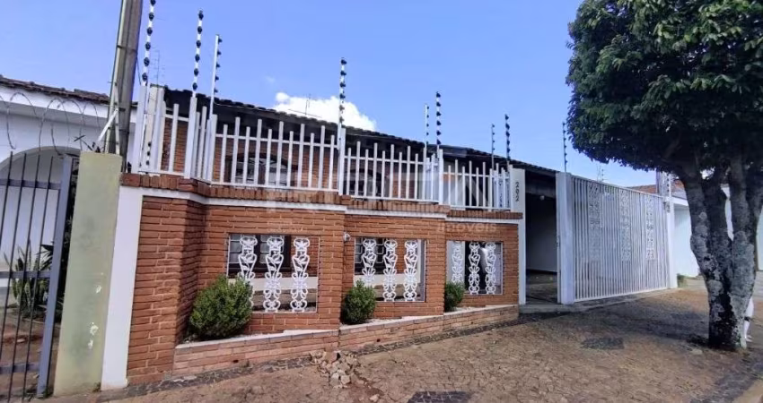 Casa à venda no Jardim Cardinalli, São Carlos - 4 dormitórios, suíte, 3 garagens cobertas!