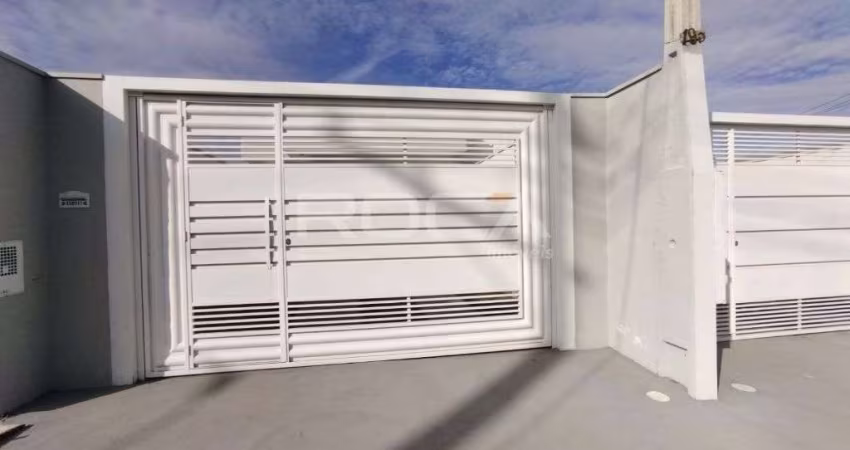 Casa à venda no bairro Parque Industrial, São Carlos - 2 dormitórios, suíte e 2 garagens!
