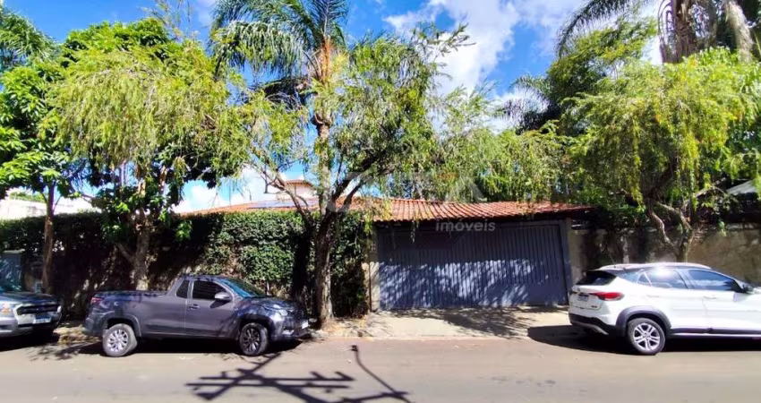 Casa Comercial para alugar no CENTRO de São Carlos - 3 dormitórios, suíte, closet e 4 garagens cobertas