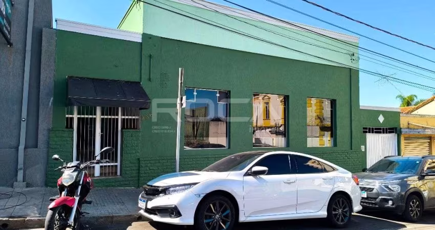 Salão comercial no CENTRO de São Carlos - Espaço amplo com 5 salas e garagens cobertas