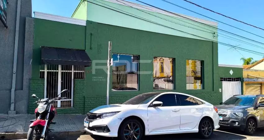 Salão comercial no CENTRO de São Carlos - Espaço amplo com 5 salas e garagens cobertas