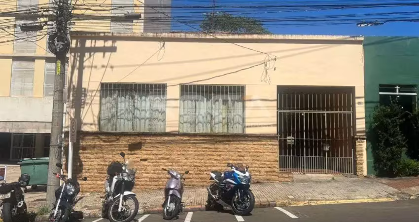 Casa à venda no Centro de São Carlos com 3 dormitórios e suíte