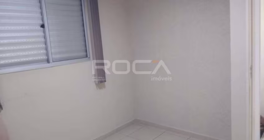 Apartamento de 2 dormitórios com armários e garagem coberta em São Carlos