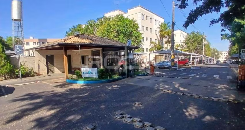 Apartamento de 2 dormitórios com garagem no Jardim Jóckei Club A