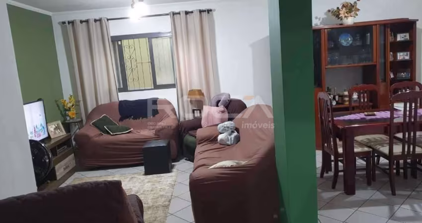 Casa à venda no Jardim Nova São Carlos: 3 dormitórios, suíte e 2 garagens cobertas