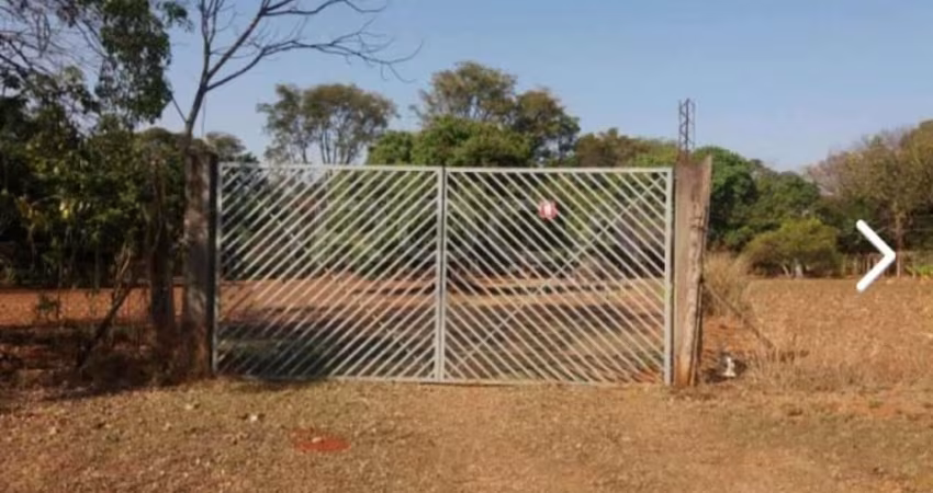 Chácara aconchegante à venda em São Carlos - 1 dormitório e amplo terreno
