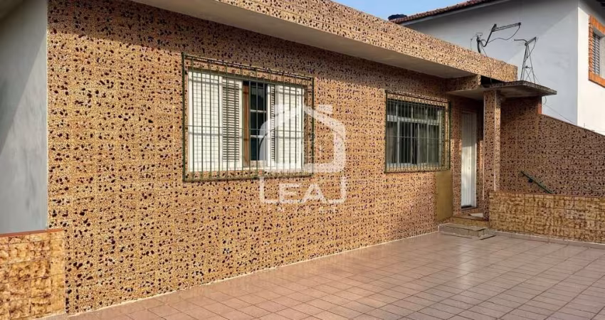 Sobrado  a venda possui 275 m²  com 2 dormitórios e 4 vagas de garagem, no valor de  R$ 450.000,00