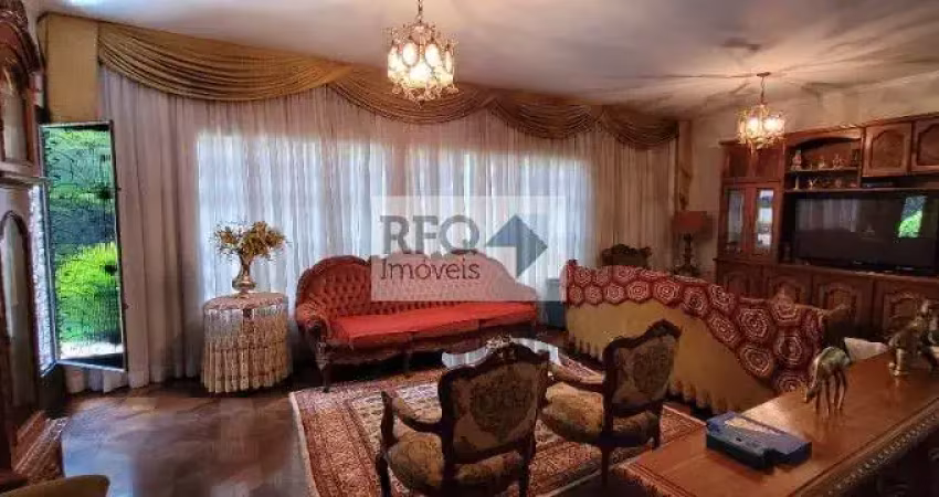 Venha conhecer esta maravilhosa casa de esquina, térrea e repleta de conforto, localizada em uma rua extremamente tranquila!