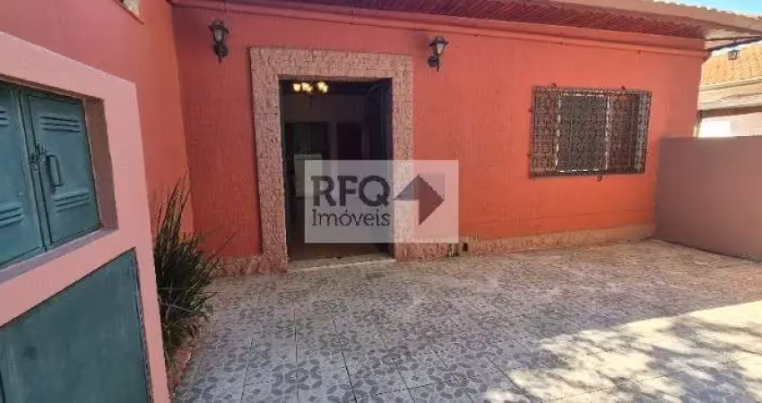 Casa para locação com 2 dormitórios e área de quintal na frente no bairro do jardim da gloria!!