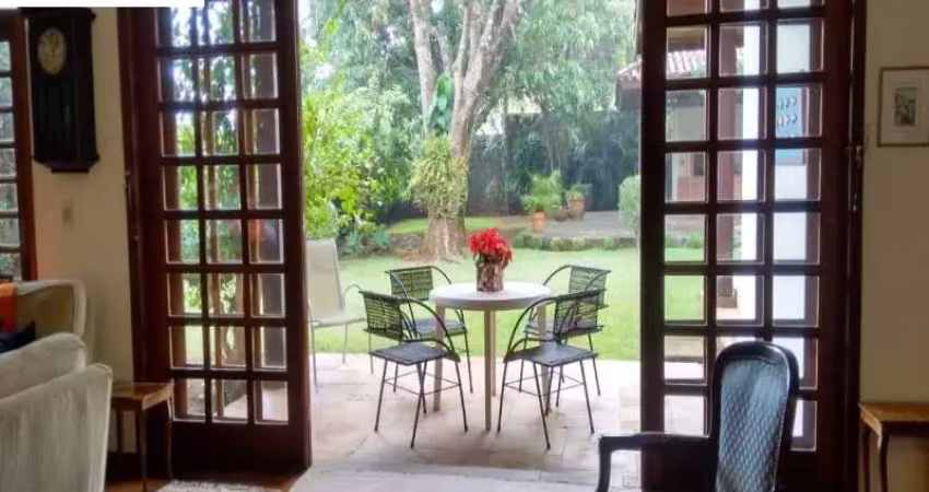 Casa térrea, com ambiente charmoso, acolhedor, com muito verde e jardim espaçoso com frondosas árvores. terreno de 1000 metros!!
