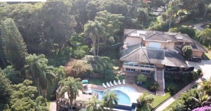 Aos pés da represa de ibiúna, em área totalmente segura e reservada, encontra-se esta maravilhosa propriedade.