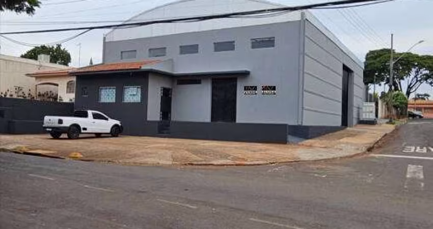 Oportunidade Única: Barracão Comercial na Avenida Principal de Jardim Petró