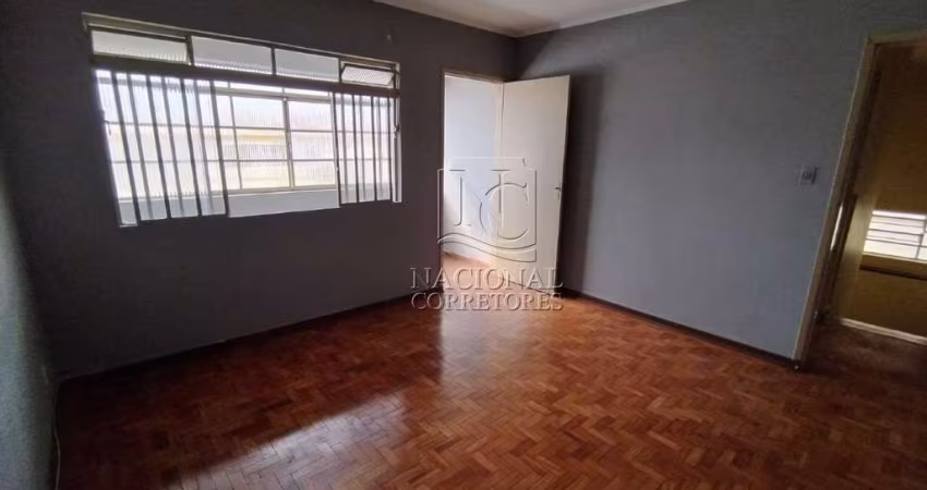 Casa (sobreloja) para locação no Jardim Utinga — 2 dormitórios, quintal e 1 vaga!