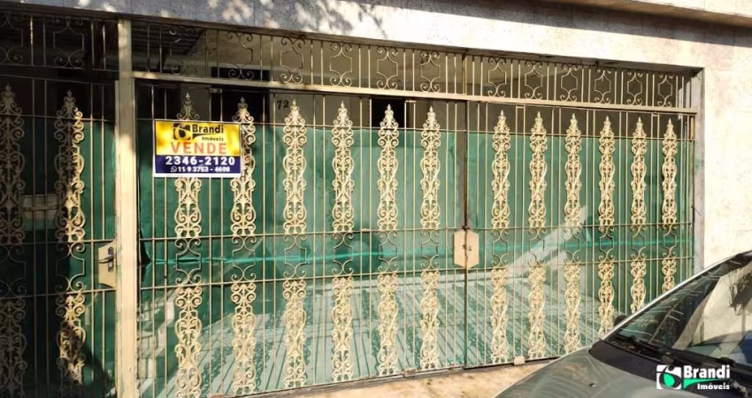 Térrea com adega nos fundos com vista para praça
