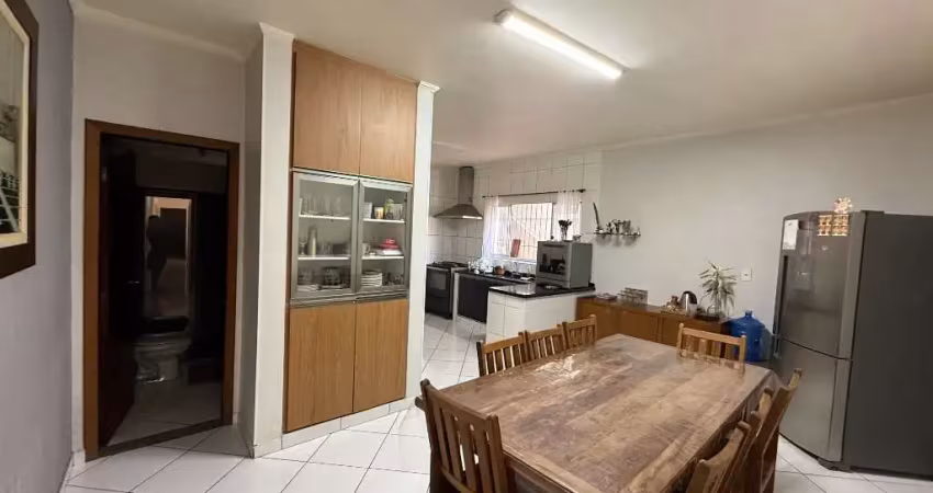 Casa frente com 3 dormitórios 2 vagas de garagem e sobrado fundo com 2 dormitórios 2 suítes