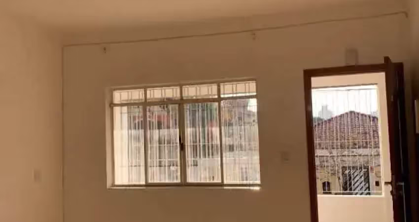 Ótimo sobrado e localizacao,03 dormitórios, próximo a comercio e ponto de ônibus.