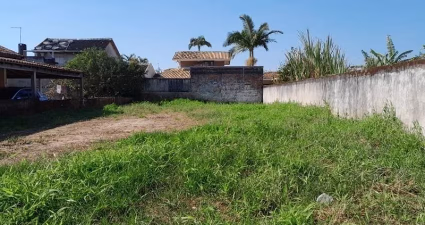 Vende se excelente terreno, ótima oportunidade para construir e realizar seu sonho de ter sua casa na praia.