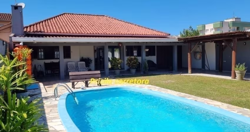 Vende se casa com piscina e terreno amplo, Brejatuba, Guaratuba/PR.