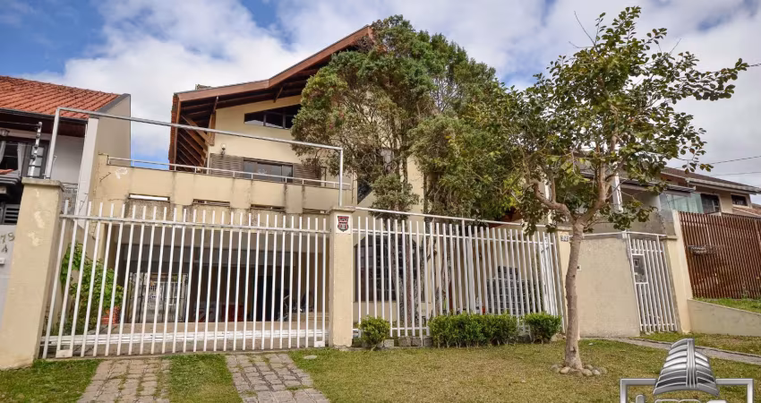 Belíssimo sobrado à venda no bairro atuba com 5 quartos e com 4 vagas de veículos.