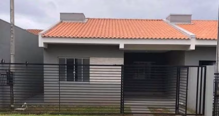 Casa com passagem lateral.