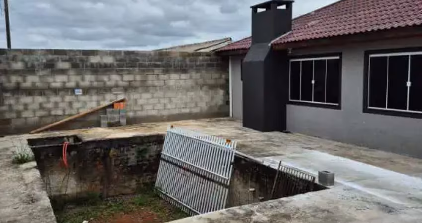 Casa com excelente área construída e amplo terreno !