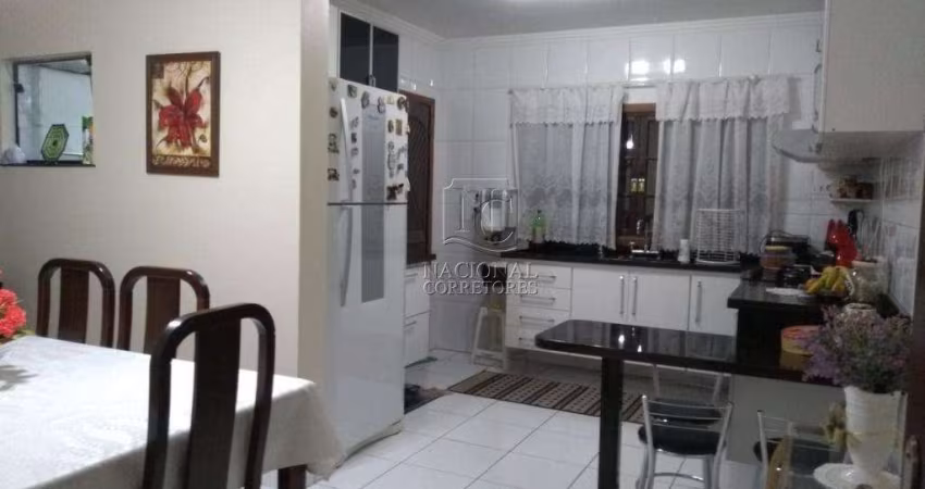 Sobrado com 4 dormitórios à venda, 197 m² por R$ 1.200.000,00 - Bangu - Santo André/SP