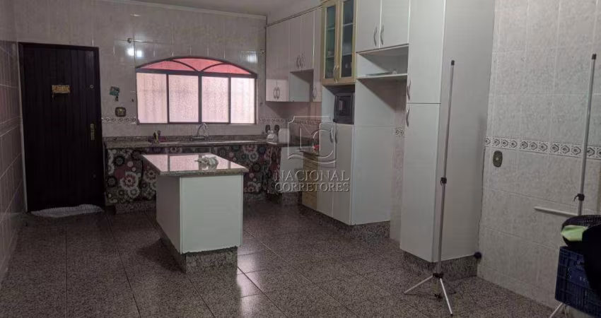 Sobrado com 4 dormitórios à venda, 249 m² por R$ 950.000,00 - Bangu - Santo André/SP
