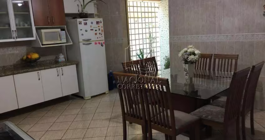 Sobrado com 3 dormitórios à venda, 242 m² por R$ 585.000,00 - Parque Gerassi - Santo André/SP