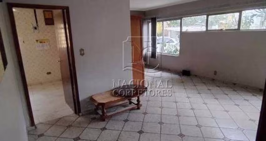 Casa térrea para venda e locação com amplo espaço e excelente localização no bairro Santa Terezinha!