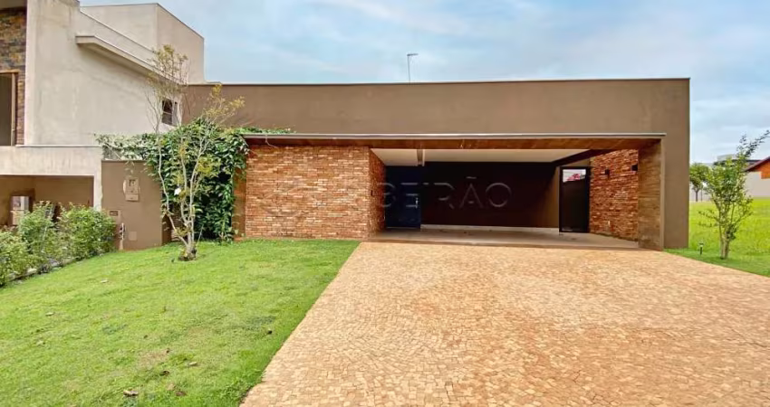 Casa térrea em condomínio  fechado , 03 suítes  com armários planejados, Spa e churrasqueira.