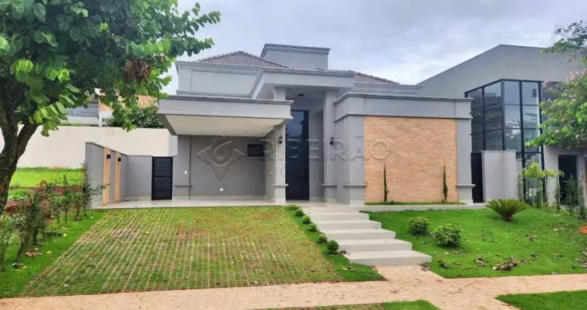 Casa térrea em condomínio  fechado , 03 suítes, piscina e churrasqueira e chopeira.