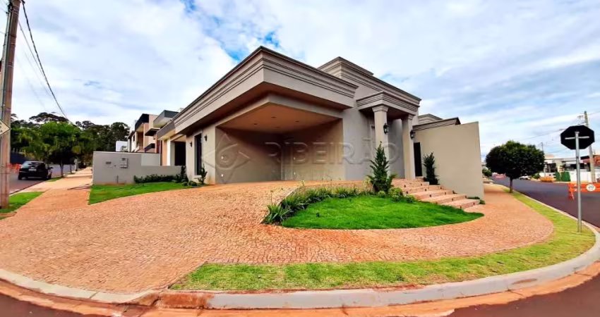Casa térrea em condomínio  fechado , 03 suítes  com armários planejados, piscina e churrasqueira.