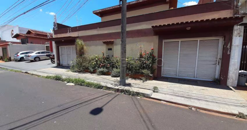 Sobrado com 04 dormitórios ,armários planejados, área mista próximo Av. Itatiaia.