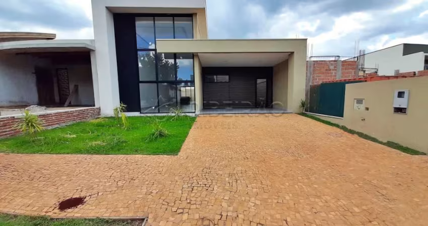 Casa térrea no Bairro Valência em condomínio  fechado com  03 suítes , armários planejados sendo 01  master com closet, piscina e churrasqueira.